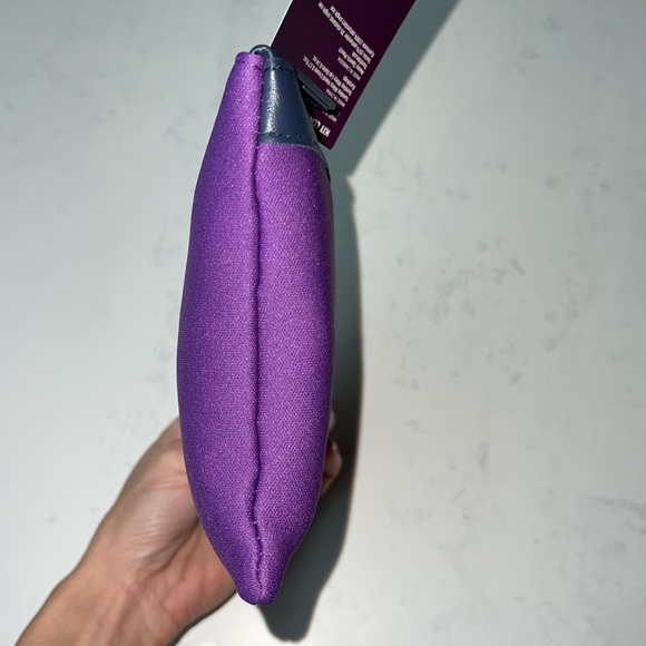 2 United Airlines x Away Travel Amenity Kit Blue Purple Zip Pouch Bag Neoprene - Picture 13 of 14